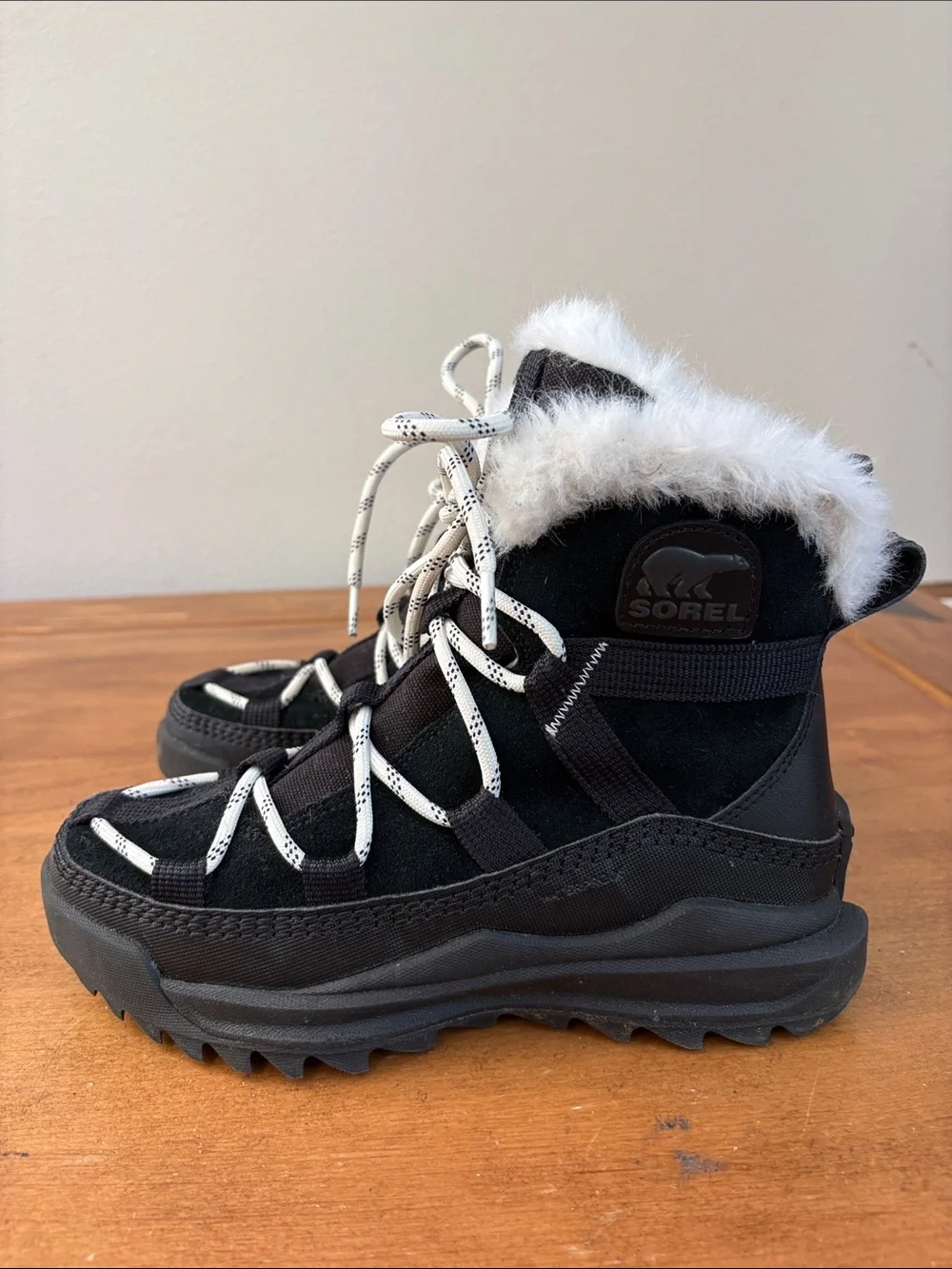 Sorel ONA RMX Glacy Black Winter WatLace-Up Boots with White Faux Fur Trim Size